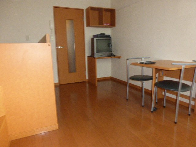 レオパレスドミール細江Ｎ参番館の居間・リビング