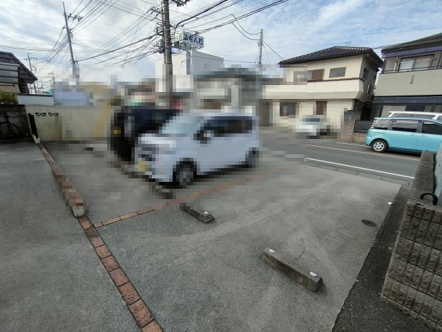 サンロイヤルの駐車場
