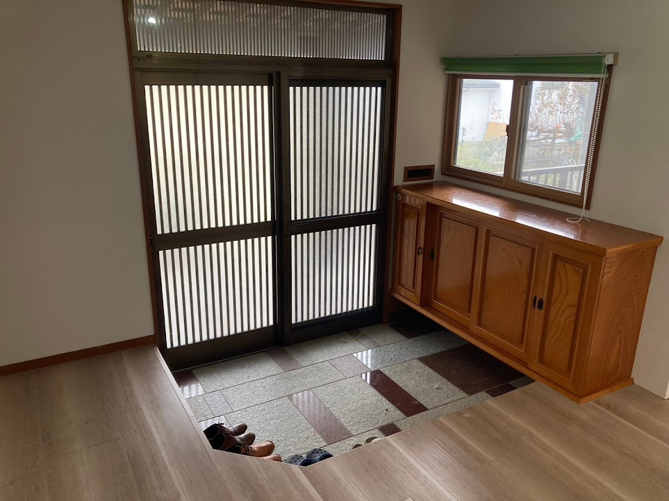 東根市一本木中古住宅の玄関|広いスペースに加え玄関には靴の収納ボックスがございます。