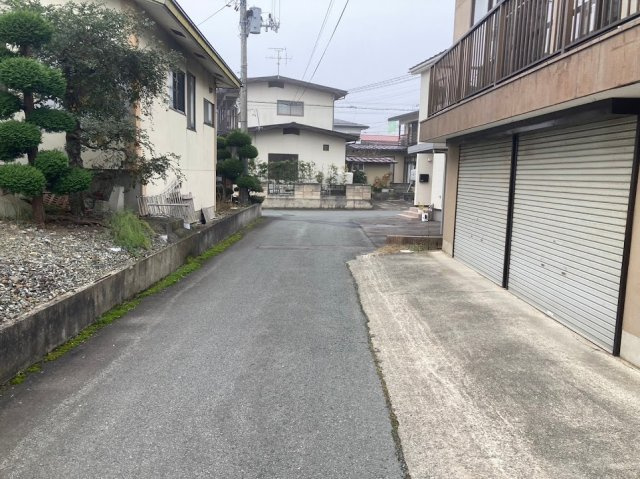 東根市一本木中古住宅の前面道路含む現地写真|前面道路