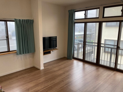 【居間・リビング】 | 東根市一本木中古住宅 | リビングルーム16帖以上のスぺ―スがあります。広々なスペースで家族の団欒のスぺ―スになります。