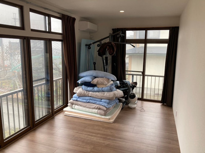 【居間・リビング】 | 東根市一本木中古住宅 | 寝室は大きなベットを置いても充分なスペースがございます。エアコン付き