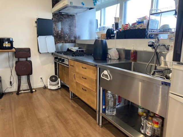 東根市一本木中古住宅のキッチン|ワイドなキッチンで家事効率も上がりそうです。