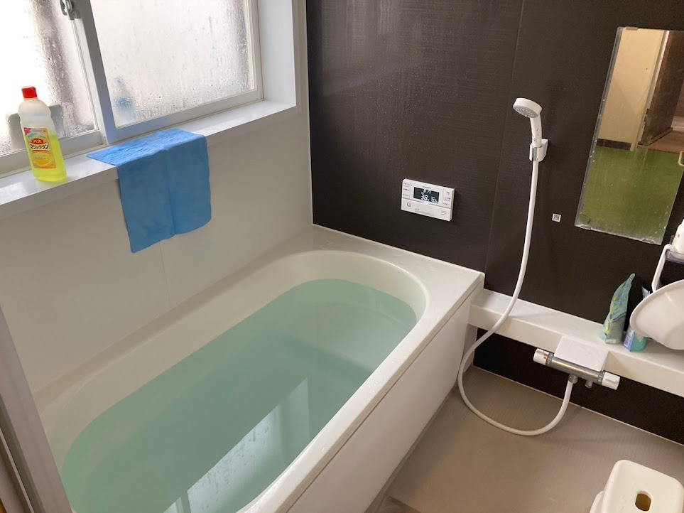 東根市一本木中古住宅の浴室|一日の疲れを癒す浴室は、ゆったりと湯船につかれる形状をしており、リラックスできる空間になっております。