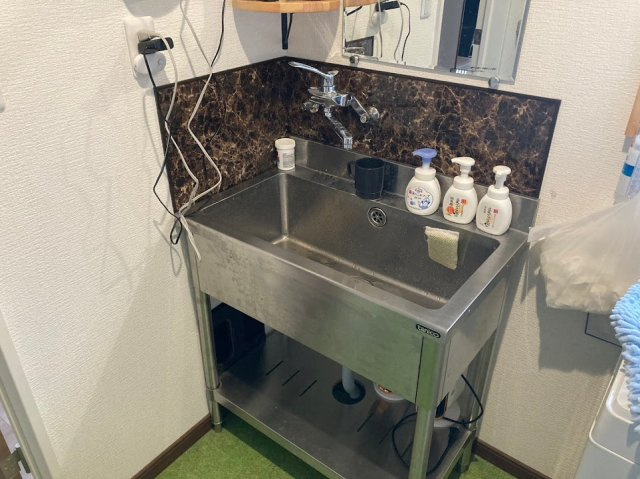 東根市一本木中古住宅のその他|洗面台は丈夫なステンレスタイプで使いやすいです。お手入れもしやすいですね。