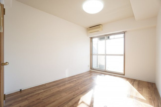 【居間・リビング】 | 芝コーポ三号館 | ※同物件・反転タイプの写真です。