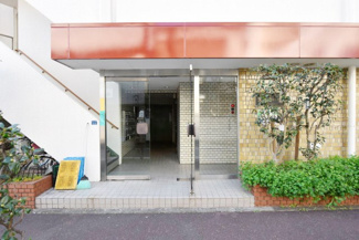 【エントランス】 | お客様を、そして住人を出迎えてくれるマンションのエントランス。ゴミが落ちていないことからも、管理状態の良さや住民の節度の高さが見て取れます。～即日のご見学可能～　お問合せはお気軽にどうぞ。