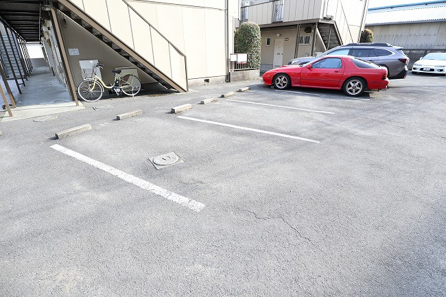 ハイツ美の宮Aの駐車場