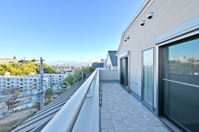 五月ケ丘新築一戸建て｜4LDK+駐車2台可の展望|山間から大阪平野の遠景が見渡せるこの眺望こそ、五月ヶ丘に家を買う醍醐味。反対側は甲山まで見渡すことができます。谷側には公園があるため、半永久的に眺望が確保された4棟分譲地となっています。