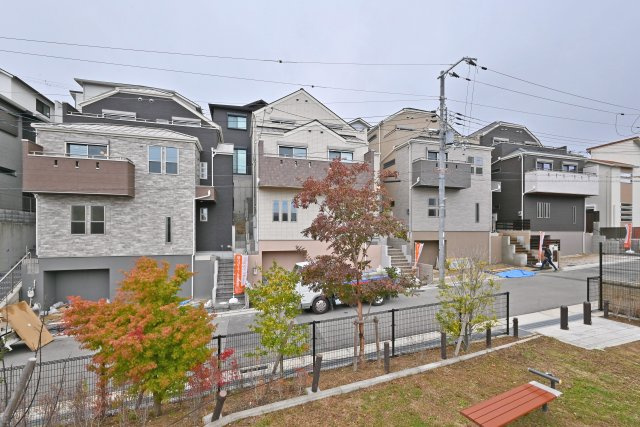 五月ケ丘新築一戸建て｜4LDK+駐車2台可の外観|前の前にある上ヶ原十番南公園から撮影した販売戸建ての全体外観です。右手奥がA、左手手前がD号棟で並んでいます。外壁も3種類以上貼り分け、似たような間取りでも異なる美しさを備えた邸宅に仕上げています。