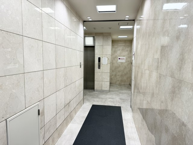 船橋本町一丁目ビルのエントランス
