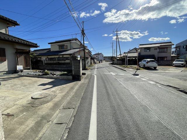 藤岡市藤岡　中古の前面道路含む現地写真