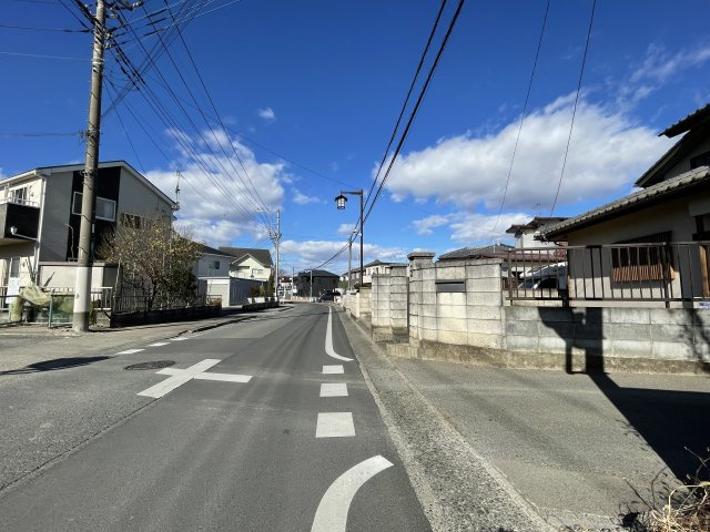 藤岡市藤岡　中古の前面道路含む現地写真