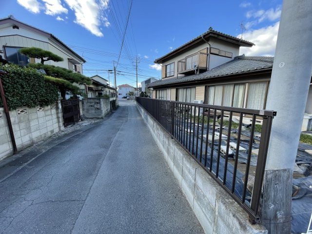 藤岡市藤岡　中古の前面道路含む現地写真