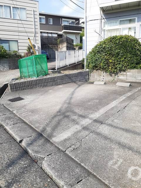 クレセント大高の駐車場