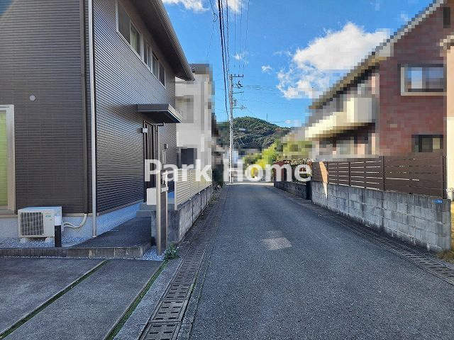 高知市針木東町　中古戸建ての前面道路含む現地写真