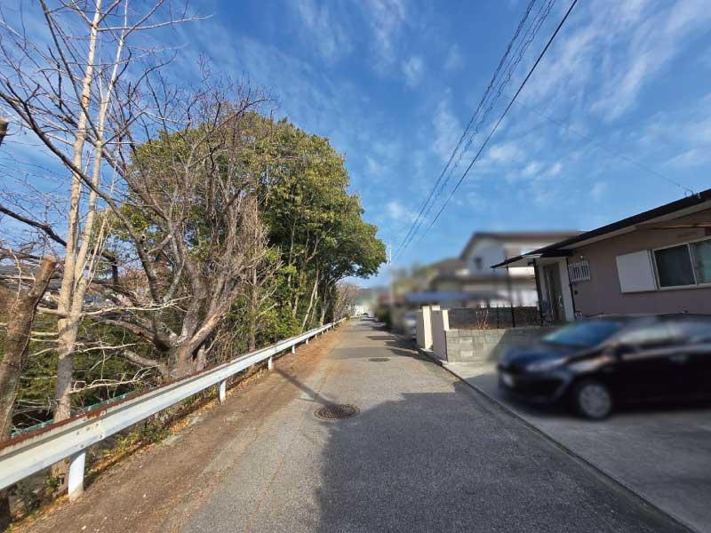 高知市瀬戸東町2丁目　中古平屋戸建ての前面道路含む現地写真