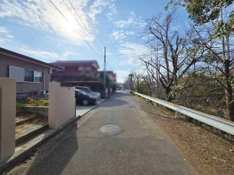 高知市瀬戸東町2丁目　中古平屋戸建ての前面道路含む現地写真