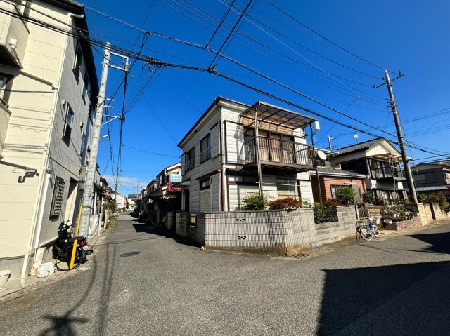 越谷市大字弥十郎の中古一戸建の前面道路含む現地写真