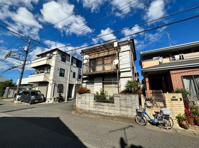 越谷市大字弥十郎の中古一戸建の前面道路含む現地写真