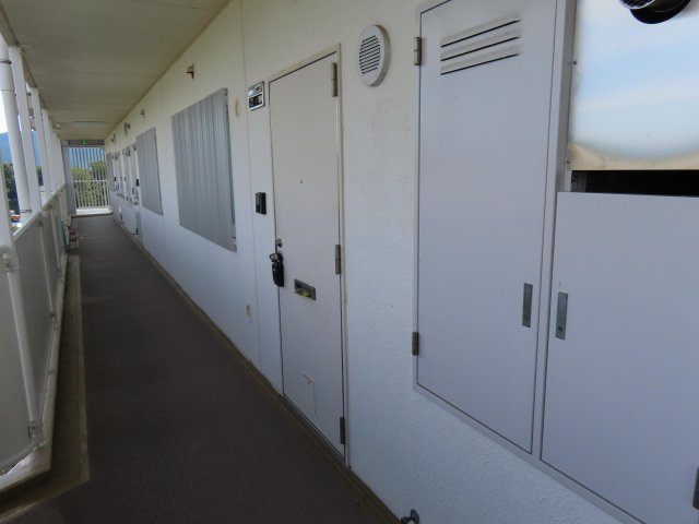 鏡川コーポA棟の玄関