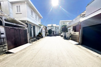 【前面道路含む現地写真】 | こちら側の前道幅員が約7ｍの閑静な住宅街ですので、車の運転が苦手な方でもゆっくりと安心して駐車をして頂けます。
