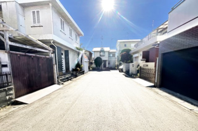 【前面道路含む現地写真】 | 伏見区桃山町大島　注文住宅　建築条件なし　土地 | こちら側の前道幅員が約7ｍの閑静な住宅街ですので、車の運転が苦手な方でもゆっくりと安心して駐車をして頂けます。