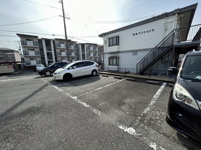 アーバン宮の前の駐車場