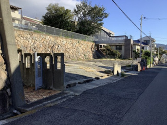 【周辺】 | 灘区五毛通４丁目　売地 | 南側隣地。擁壁の上が当該地です。