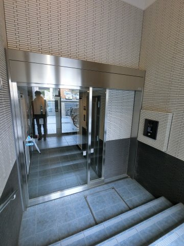 レオ伍拾八番館のエントランス