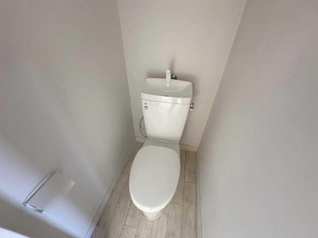 御所市大字三室の賃貸マンションのトイレ