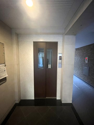 【その他共用部分】 | 朝日プラザ杉田 | お買い物時やベビーカーの出し入れに便利なエレベーター付です。