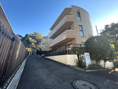 【外観】 | 朝日プラザ杉田 | 総戸数28戸、平成3年11月築、管理人は巡回勤務につき管理体制良好です♪