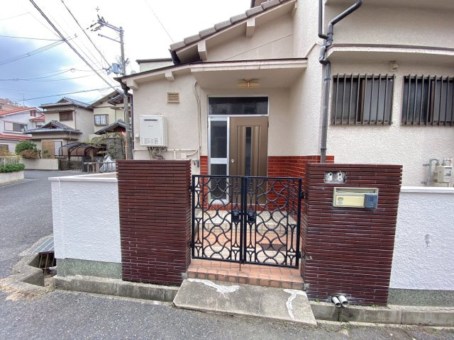 木戸西町貸家のエントランス
