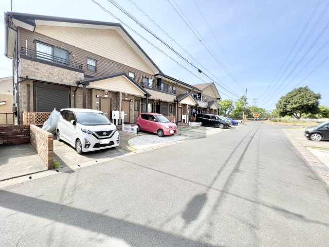 ヴェルデュールB棟の駐車場
