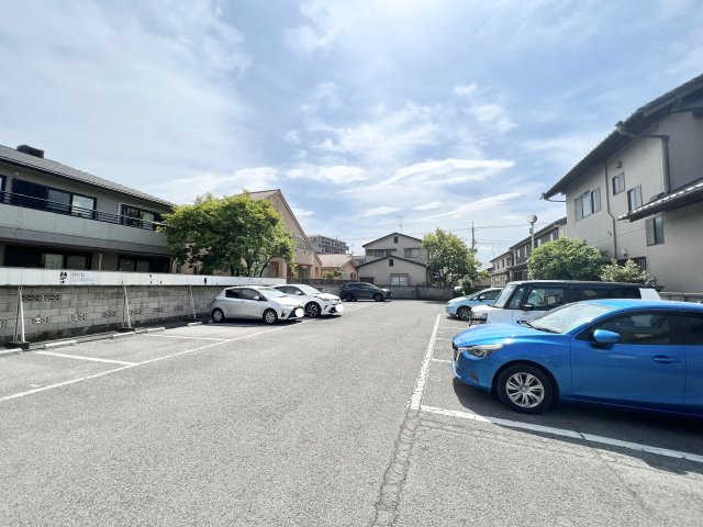 ハイツ クリノンの駐車場|車をお持ちの方に嬉しい駐車場付きの物件です