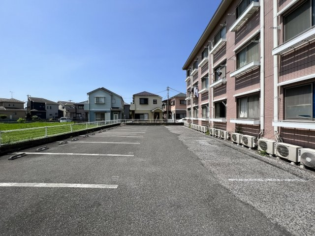 ワラビコーポの駐車場|駐車場があるので、車を買う予定の方も安心です