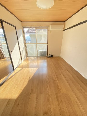 フレグランスみほりの居間・リビング|日当たりの良い明るい居室です
