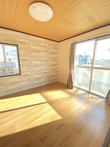 フレグランスみほりの居間・リビング|南東側は２面採光でとても明るく、アクセントクロスのお洒落な内装です