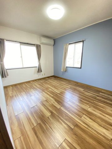 フレグランスみほりの居間・リビング|北東側のお部屋も２面採光で明るく、アクセントクロスの内装です。