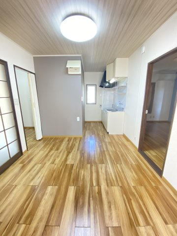 フレグランスみほりのキッチン|天井壁床張替え済みのお洒落な内装のキッチンスペースです