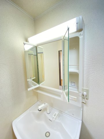 フレグランスみほりの洗面所|洗面台は三面鏡つきです