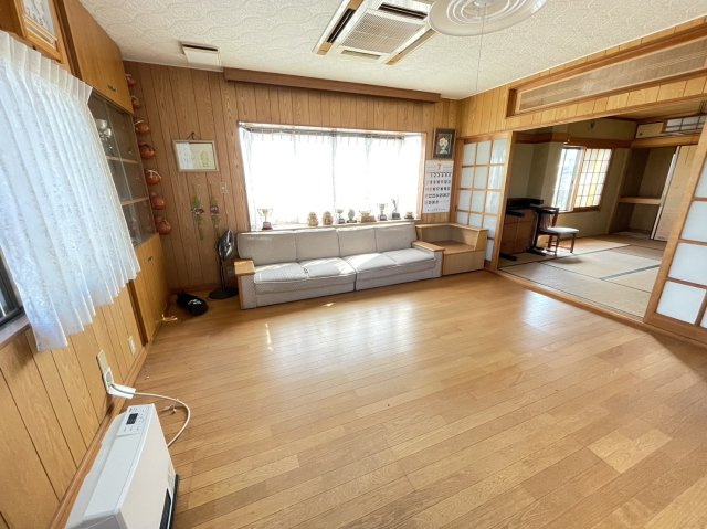 【居間・リビング】 | 稲敷郡阿見町大字掛馬　店舗付き住宅