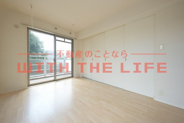 ベルソレイユ【キャッシュバック対象物件】の居間・リビング|こちらのリビングで趣味の時間をお楽しみください