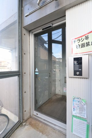 カーサトリプルエーのエントランス|駐車スペースもあります