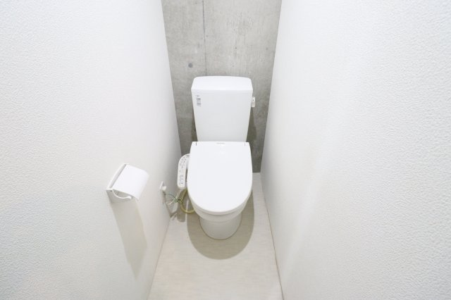 カーサトリプルエーのトイレ|トイレの壁もコンクリート打ち放しです！
