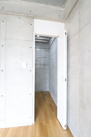 カーサトリプルエーの収納|明るい玄関です