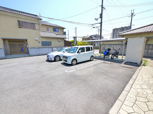エストリーヴの駐車場|駐車場があるので、車を買う予定の方も安心です