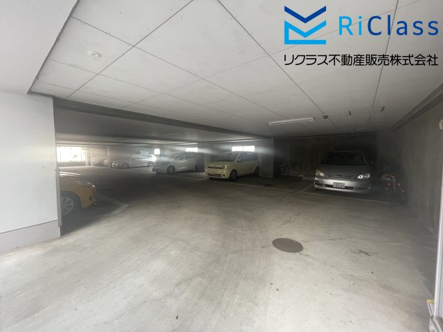 鷹取駅前ビラーの駐車場