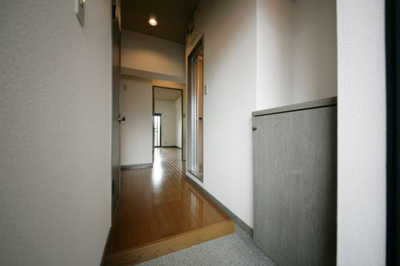 【玄関】 | ウィステアリア | 別号室の写真になります。現況優先。